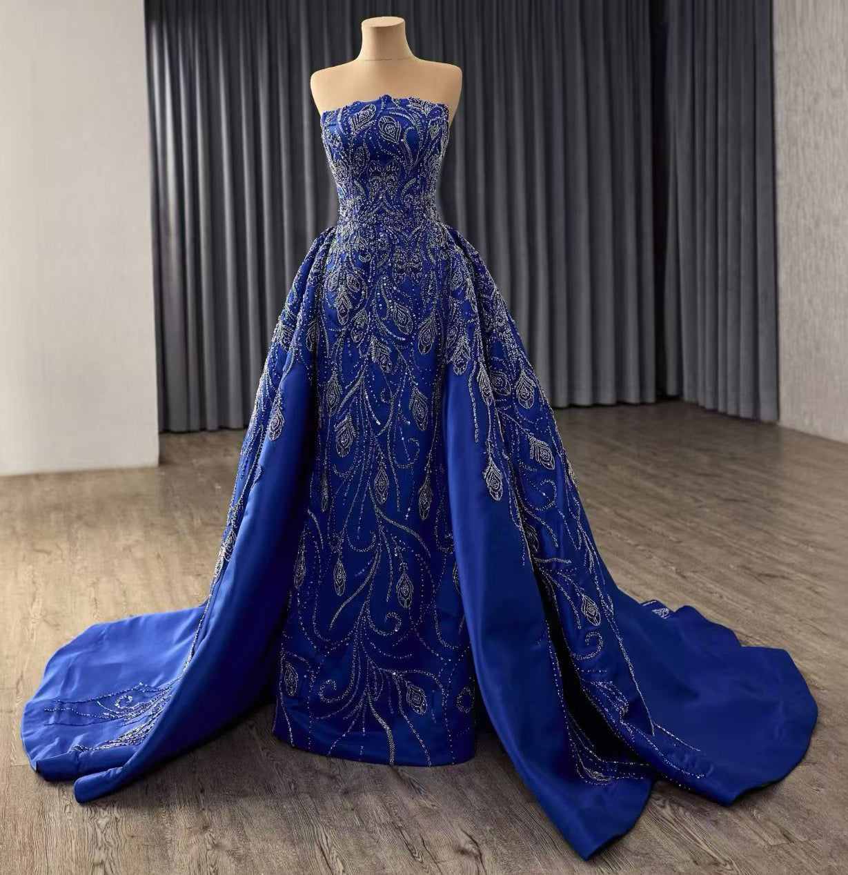 Sweetheart Ball Gown Quinceanera Dresses Satin Crystal Beaded Sweet 16 Party Gowns HE1174