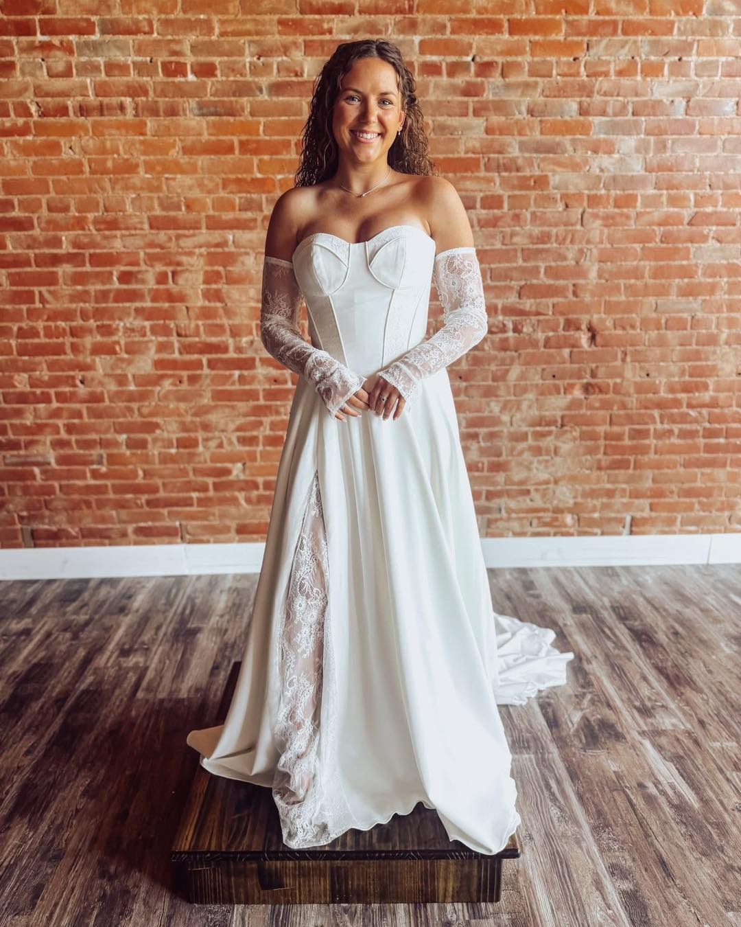 Satin A Line Sweetheart Wedding Dresses Corset Bride Wedding Gowns with Detachable Sleeves HE1147