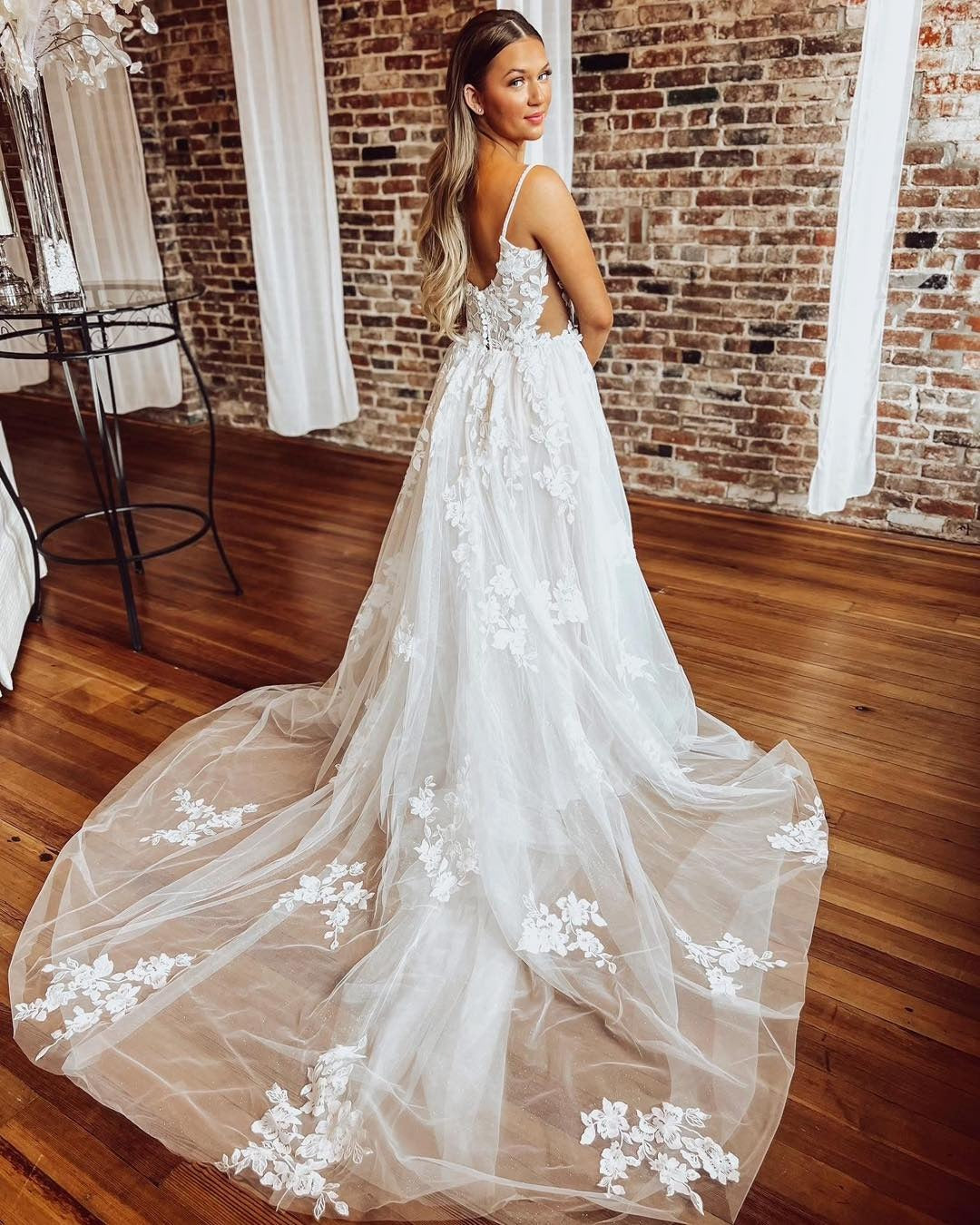 A Line Beach Wedding Dresses for Bride Tulle Lace Appliqued Wedding Gowns HE1161