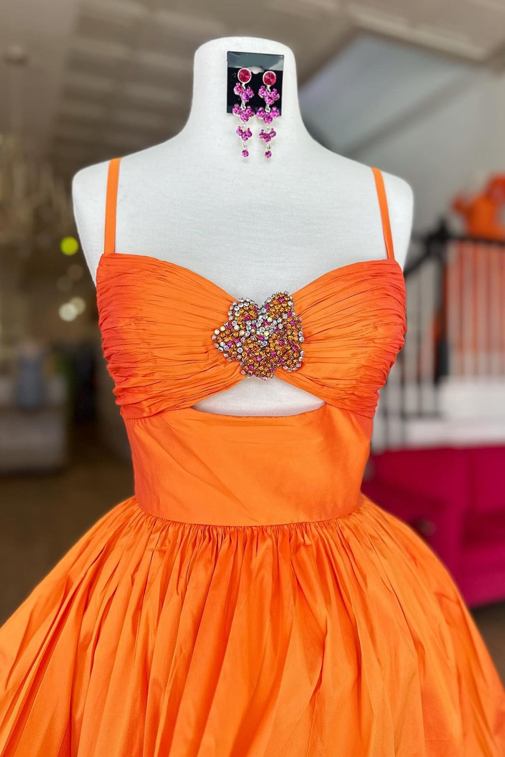 Vestido de fiesta corto color lila con escote en A, fruncido y cuentas, con abertura en la espalda, HE618