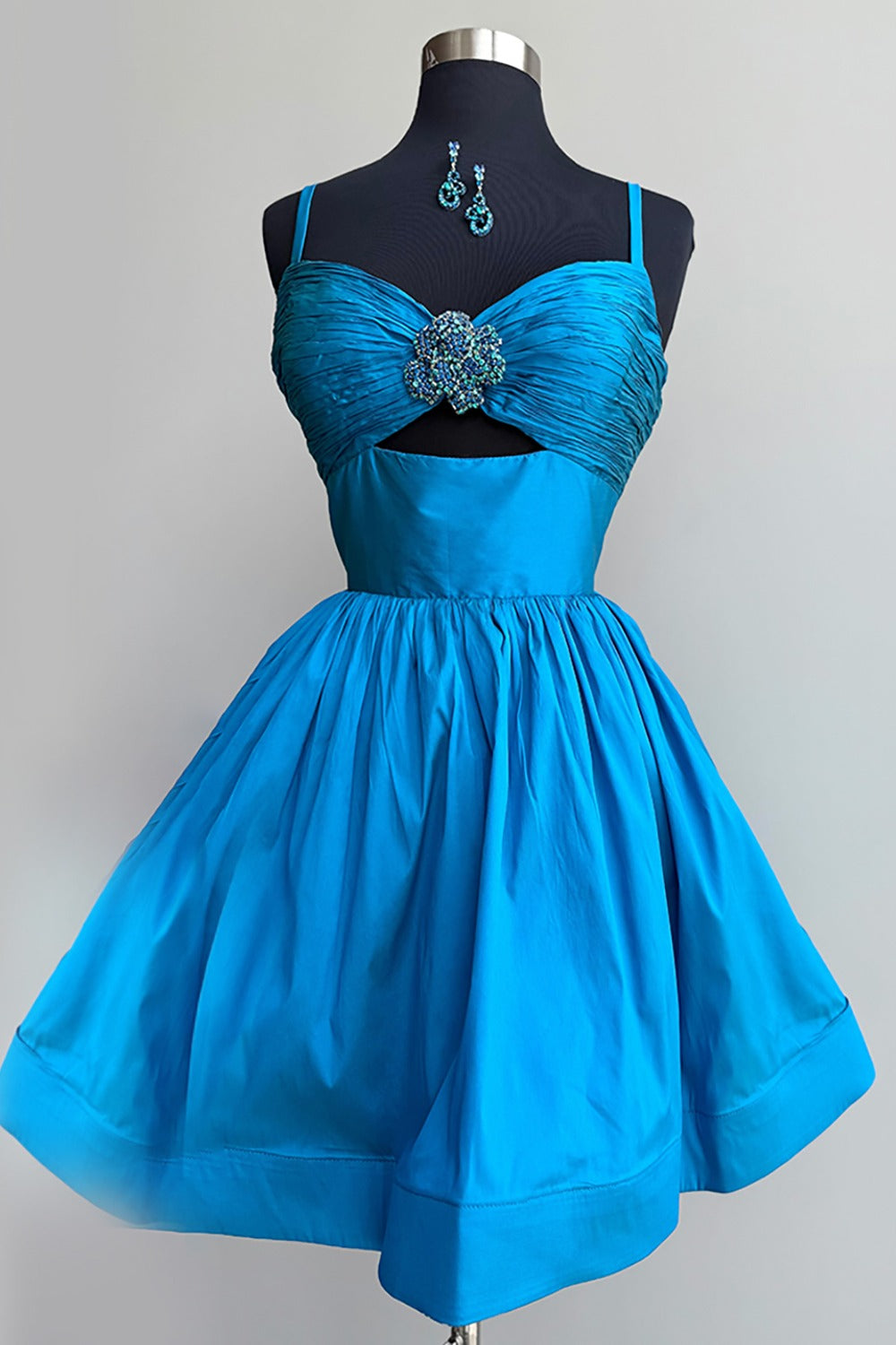 Vestido de fiesta corto color lila con escote en A, fruncido y cuentas, con abertura en la espalda, HE618