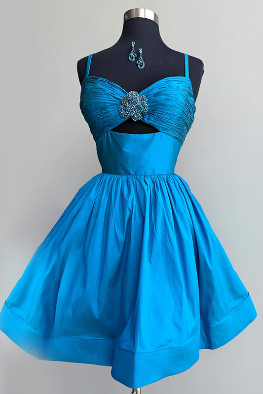 Vestido de fiesta corto color lila con escote en A, fruncido y cuentas, con abertura en la espalda, HE618