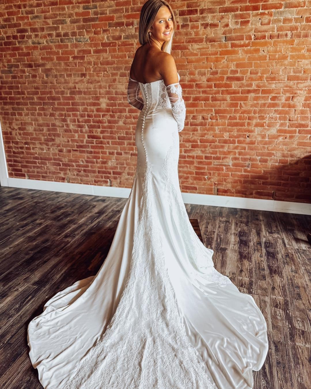 Sweetheart Mermaid Satin Wedding Dresses Beach Lace Long Sleeves Bride Wedding Gowns HE1150