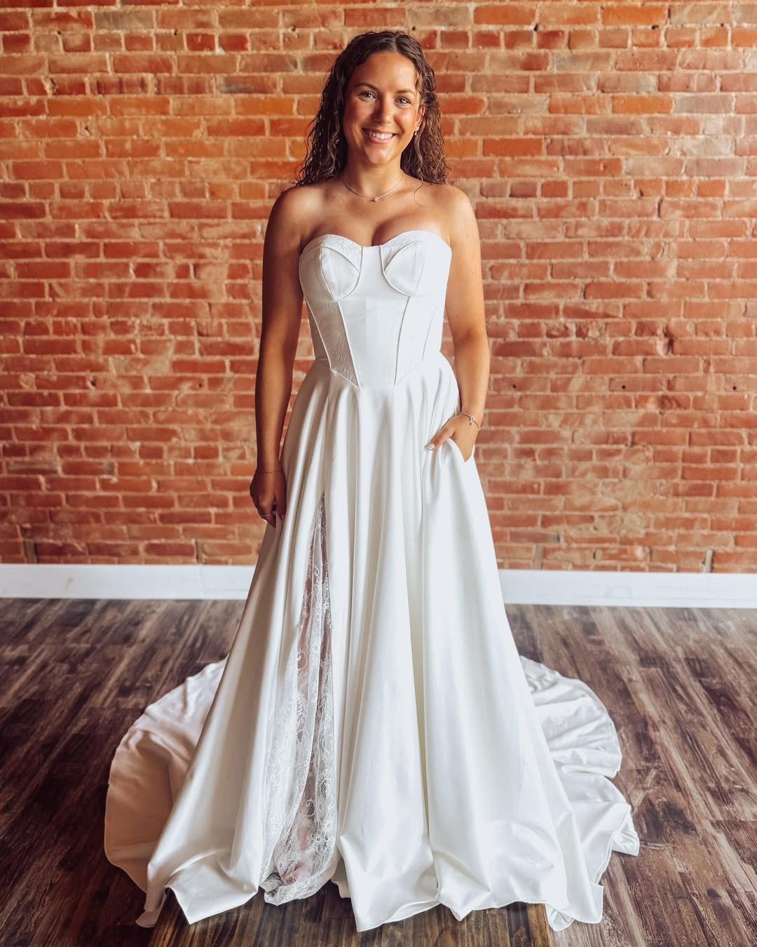 Satin A Line Sweetheart Wedding Dresses Corset Bride Wedding Gowns with Detachable Sleeves HE1147