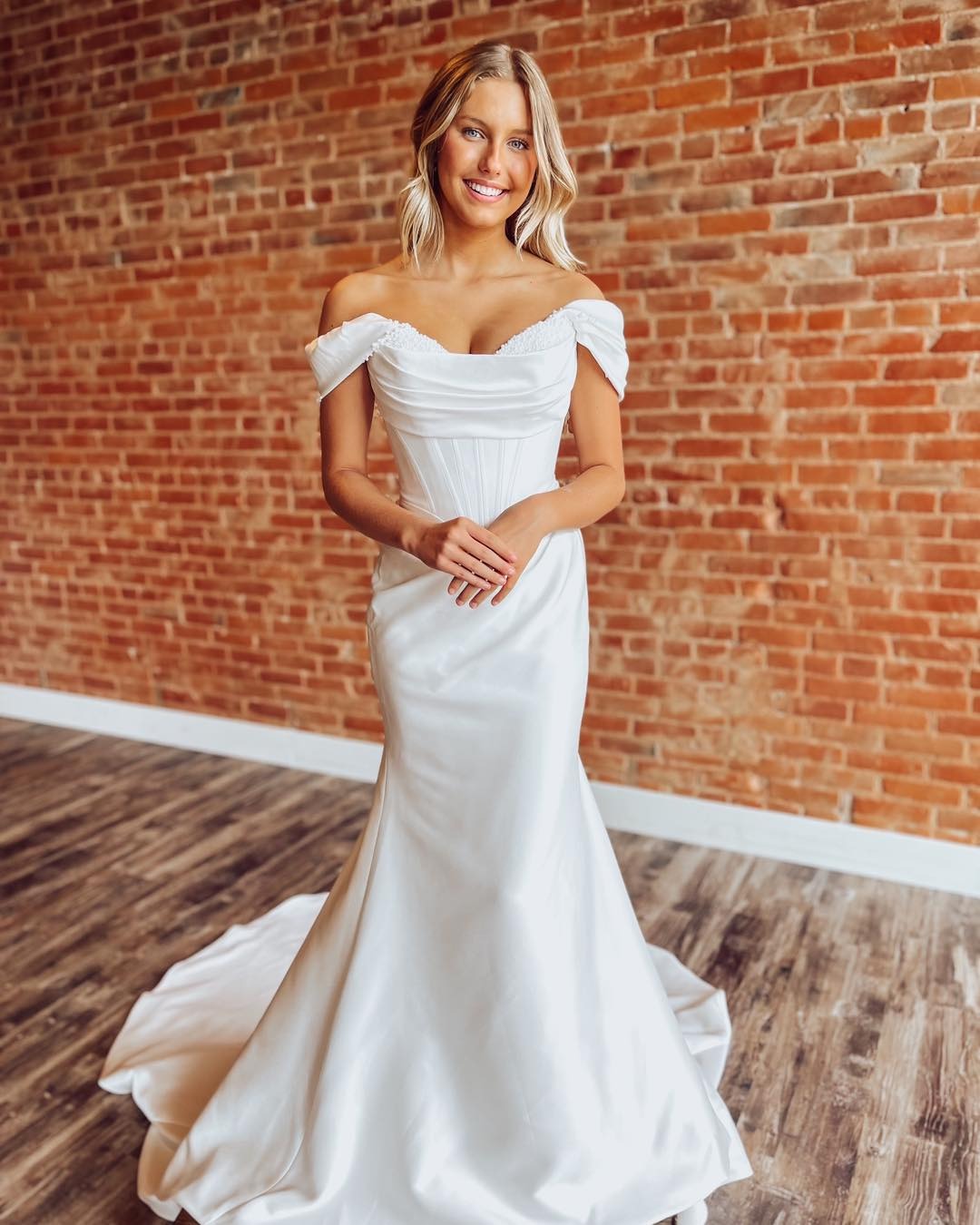 Off Shoulder Wedding Dresses for Bride Satin Corset Crystal Beaded Bridal Wedding Gowns HE1158