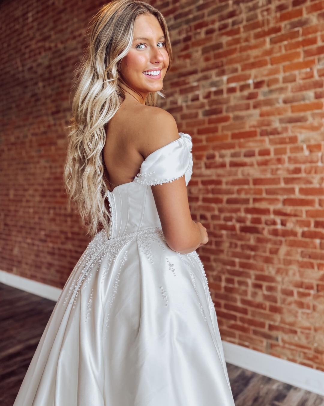 Off Shoulder Wedding Dresses for Bride Satin Corset Crystal Beaded Bridal Wedding Gowns HE1158