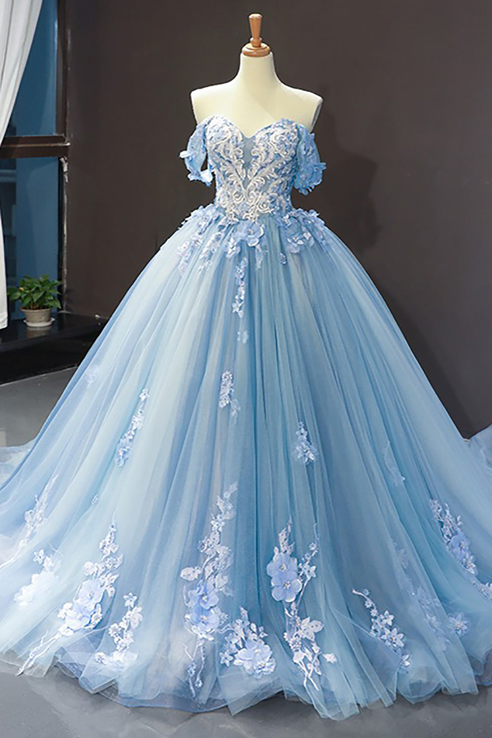Off Shoulder Tulle Lace Appliqued Quinceanera Dresses Princess Sweet 16 Party Gowns HE1175