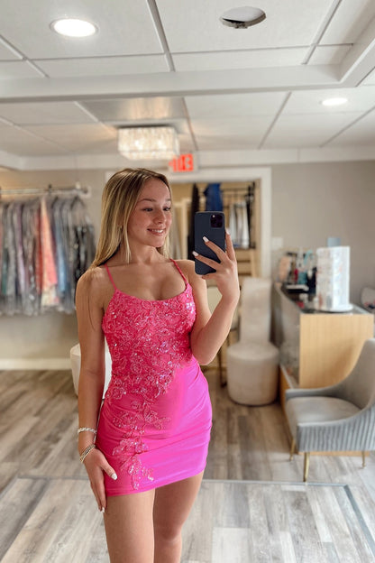 Vestido corto de fiesta con tirantes finos y apliques de satén fucsia brillante HE626