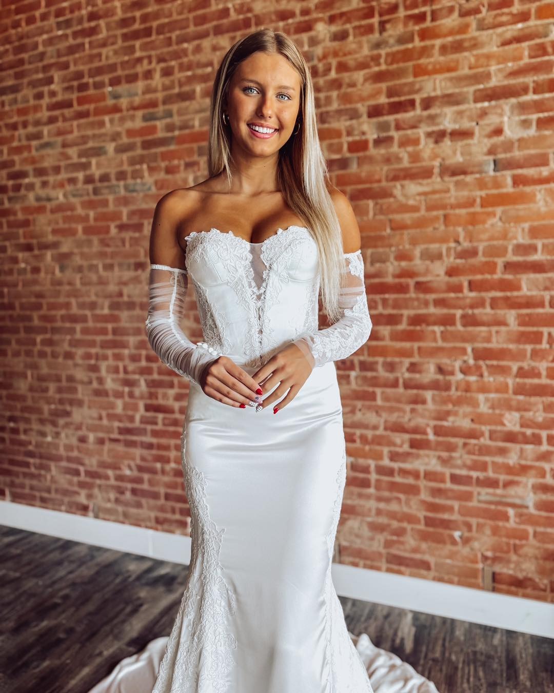 Sweetheart Mermaid Satin Wedding Dresses Beach Lace Long Sleeves Bride Wedding Gowns HE1150