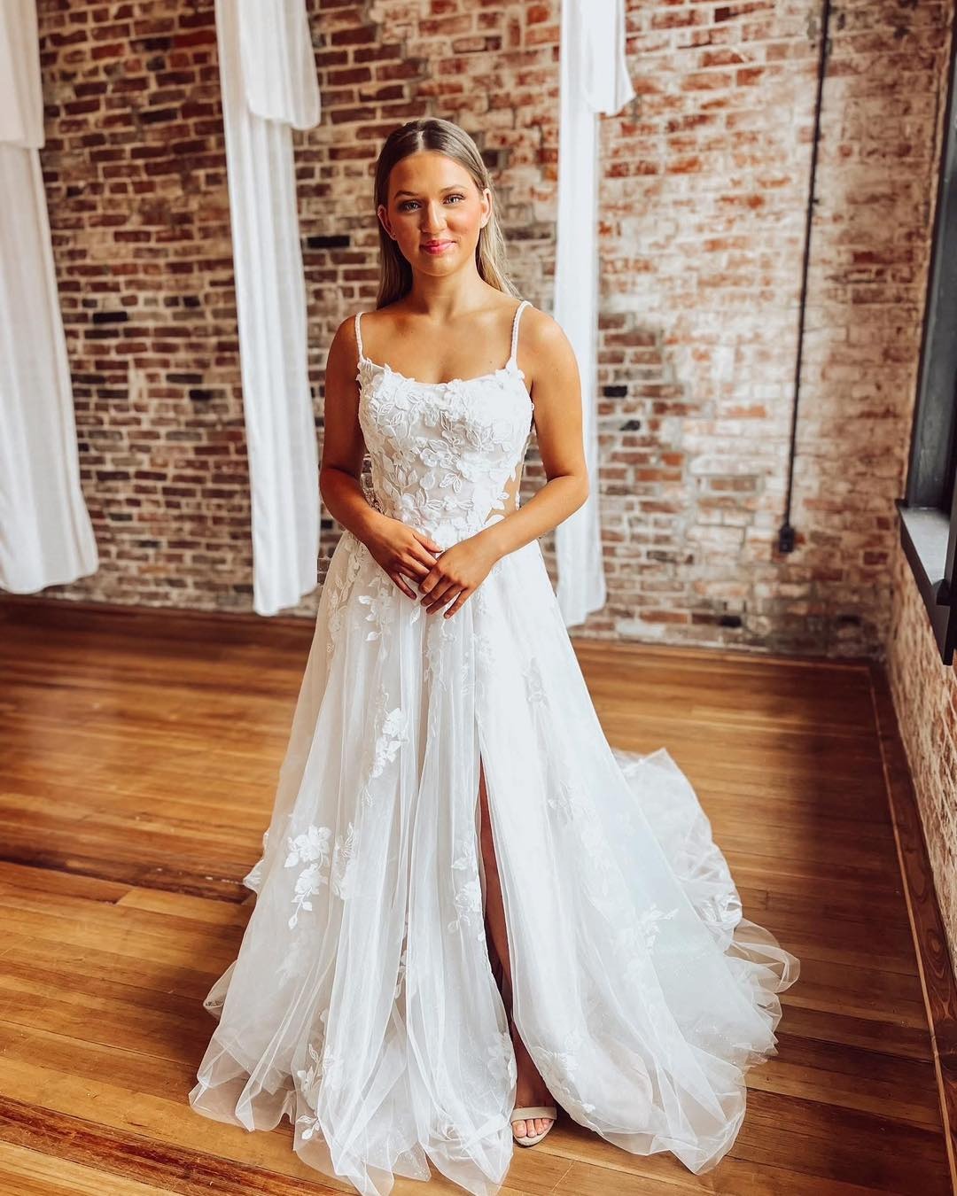 A Line Beach Wedding Dresses for Bride Tulle Lace Appliqued Wedding Gowns HE1161