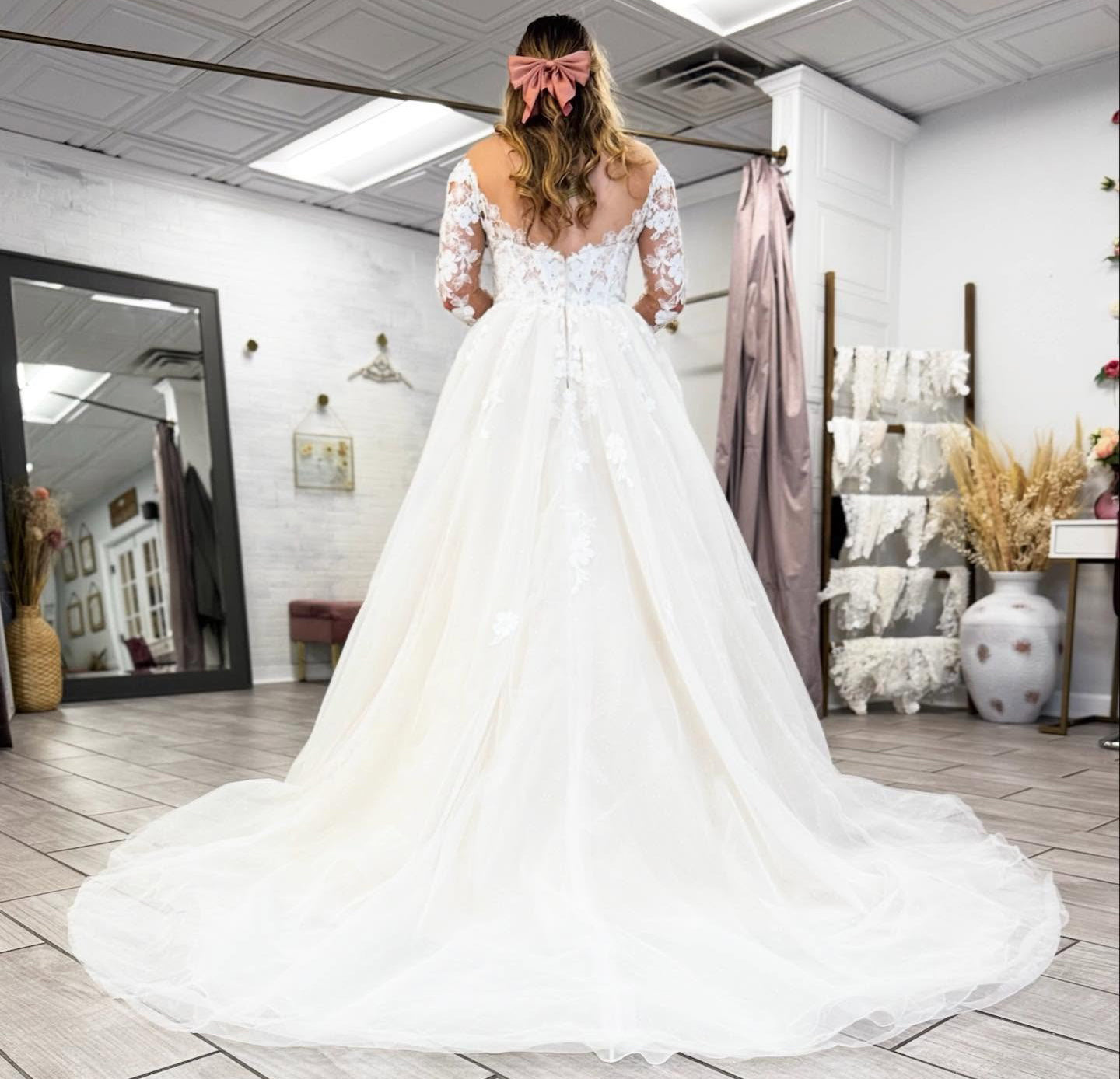 Long Sleeves A Line Beach Wedding Dresses Tulle Lace Appliqued Bride Wedding Gown HE1434