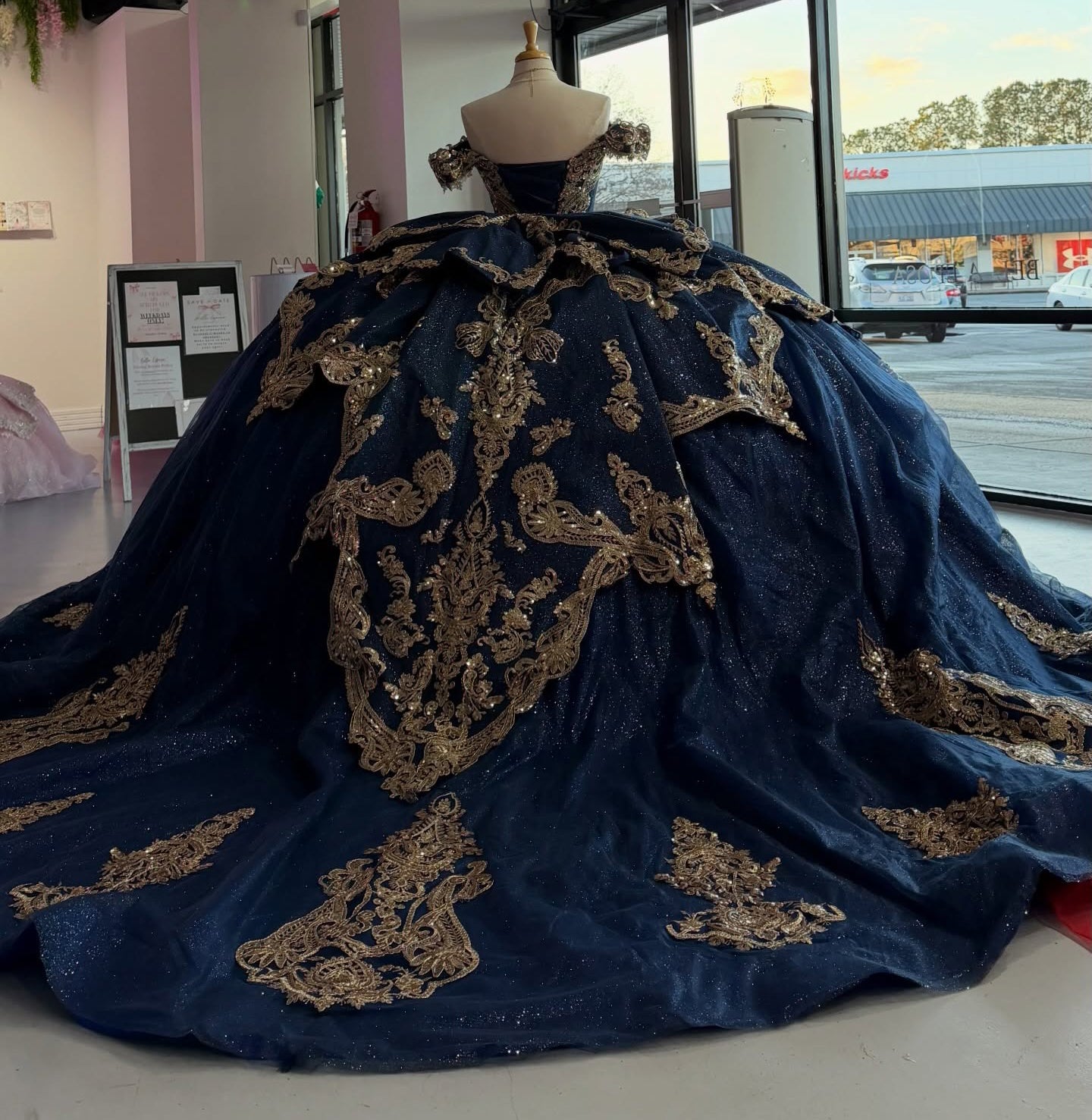 Ball Gown Princess Lace Appliqued Quinceanera Dresses Sweet 16 Birthday Photoshoot Gown HE1306