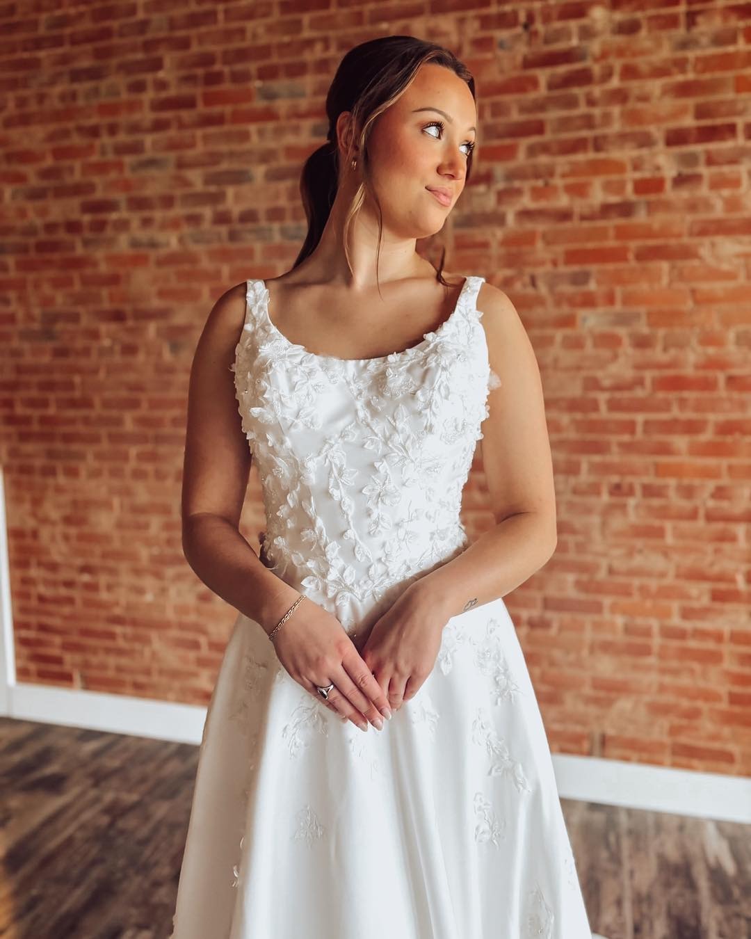 Women's A Line Satin Lace Wedding Dresses Flower Appliqued Bridal Wedding Gown HE1335