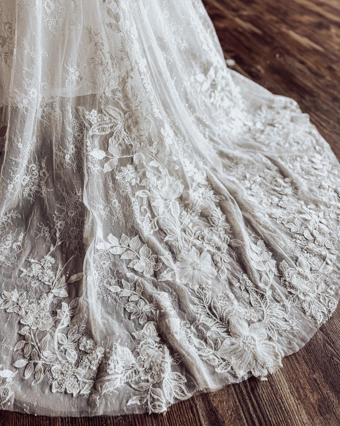 Strapless Mermaid Tulle Bridal Wedding Dresses Lace Appliqued Bride Wedding Gowns HE1337