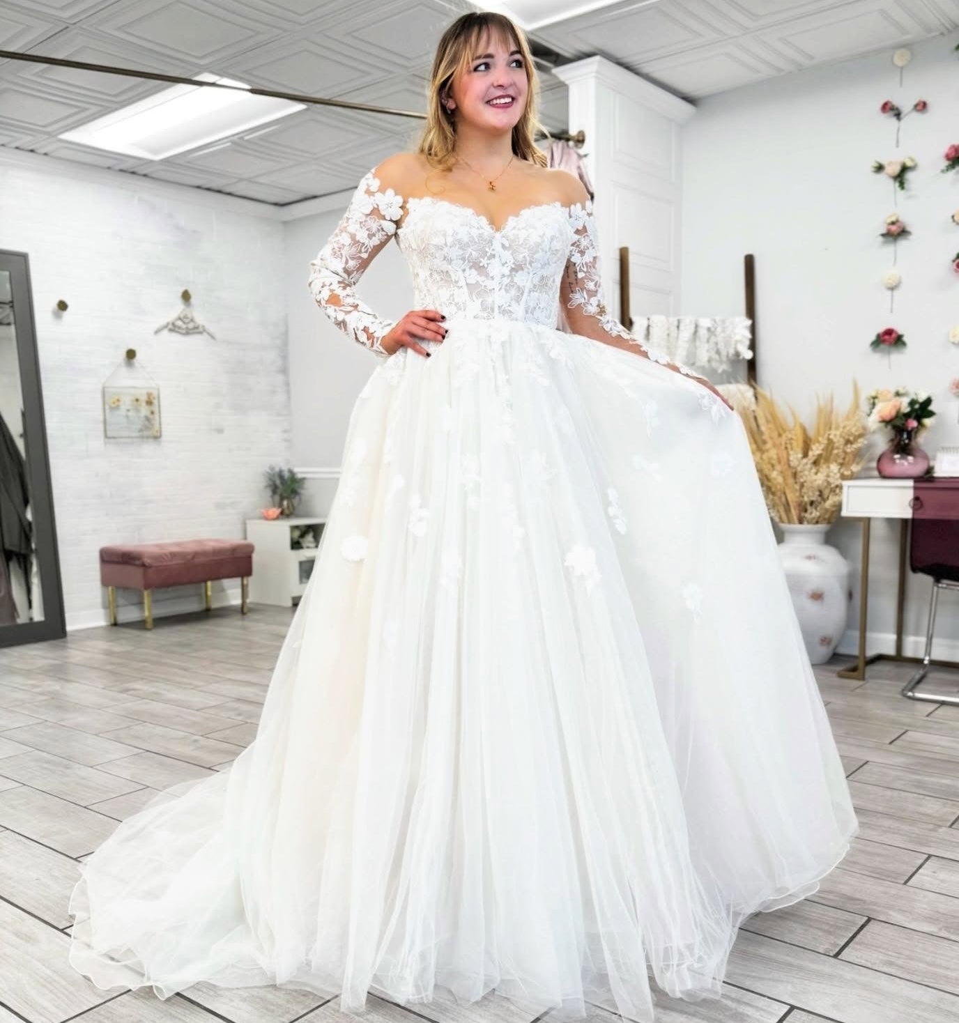 Long Sleeves A Line Beach Wedding Dresses Tulle Lace Appliqued Bride Wedding Gown HE1434