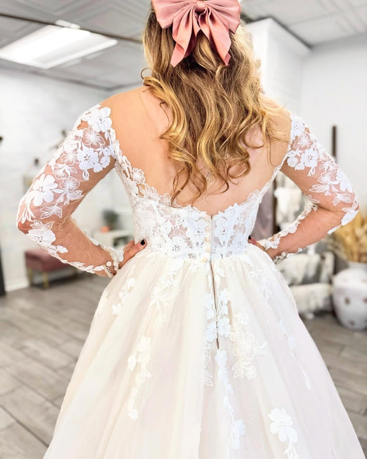 Long Sleeves A Line Beach Wedding Dresses Tulle Lace Appliqued Bride Wedding Gown HE1434