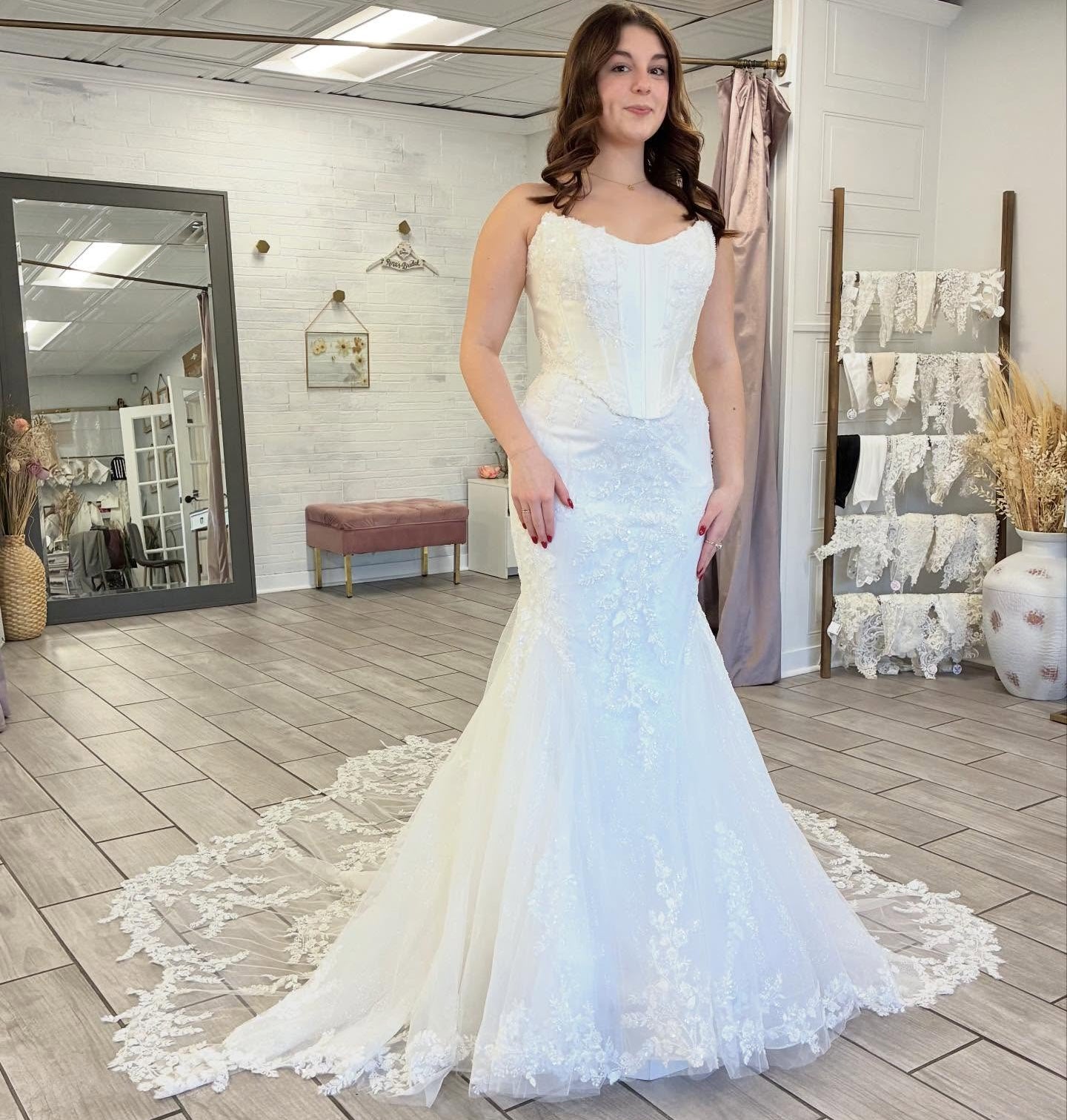 Mermaid Strapless Lace Appliqued Wedding Gowns Sweetheart Corset Bride Wedding Dress HE1436
