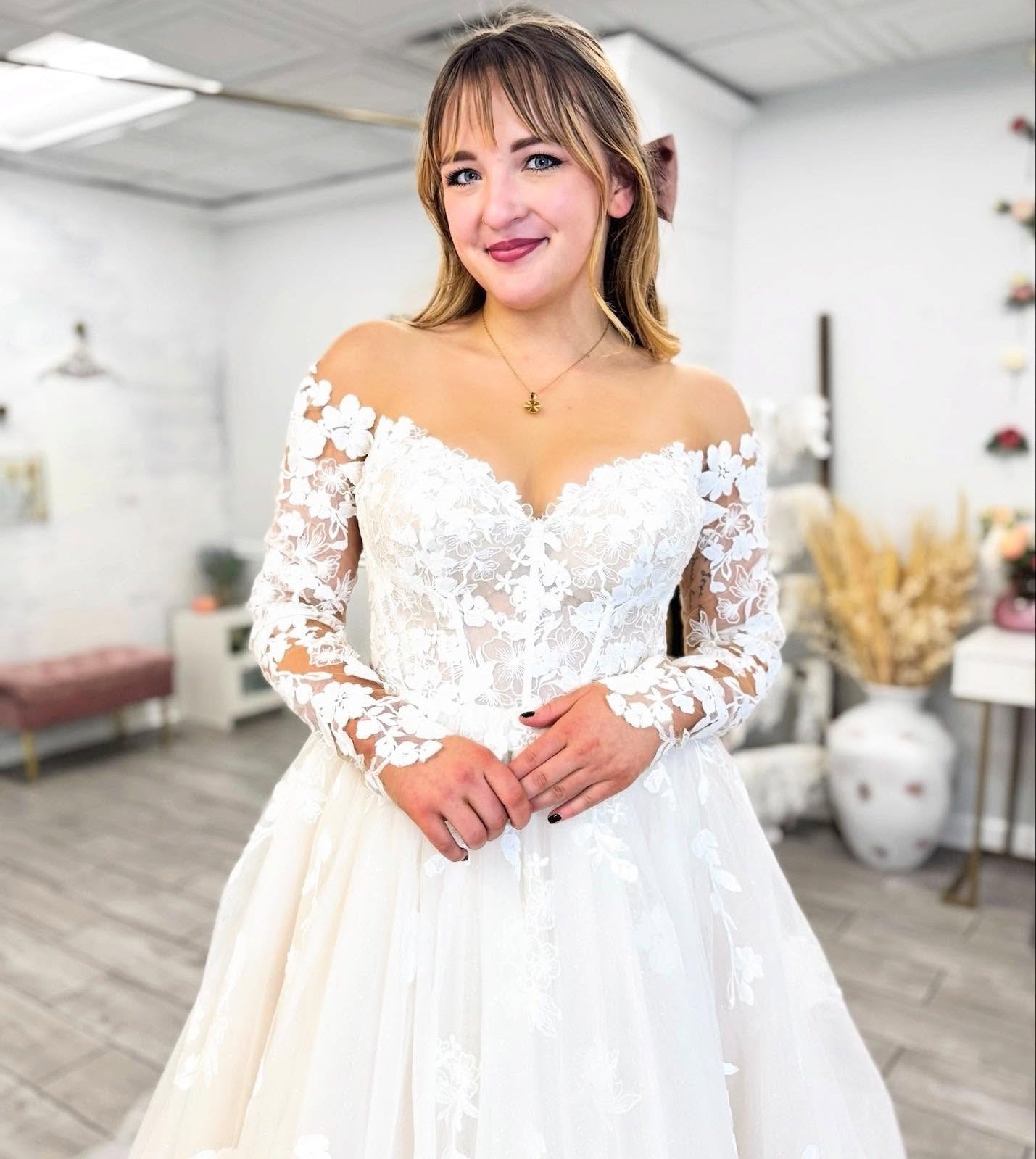 Long Sleeves A Line Beach Wedding Dresses Tulle Lace Appliqued Bride Wedding Gown HE1434