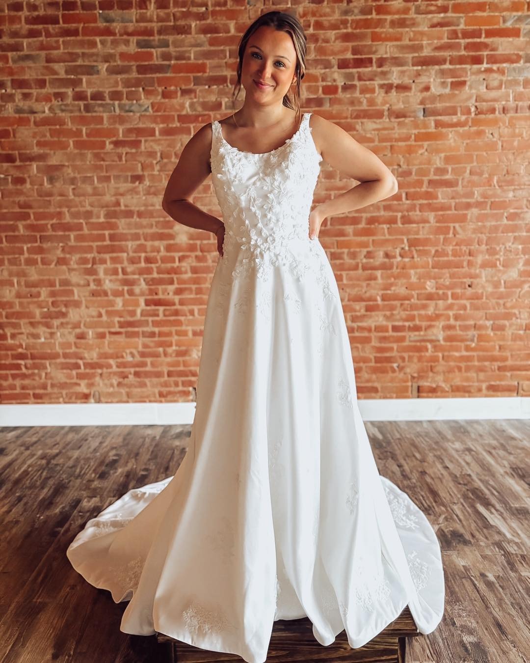 Women's A Line Satin Lace Wedding Dresses Flower Appliqued Bridal Wedding Gown HE1335