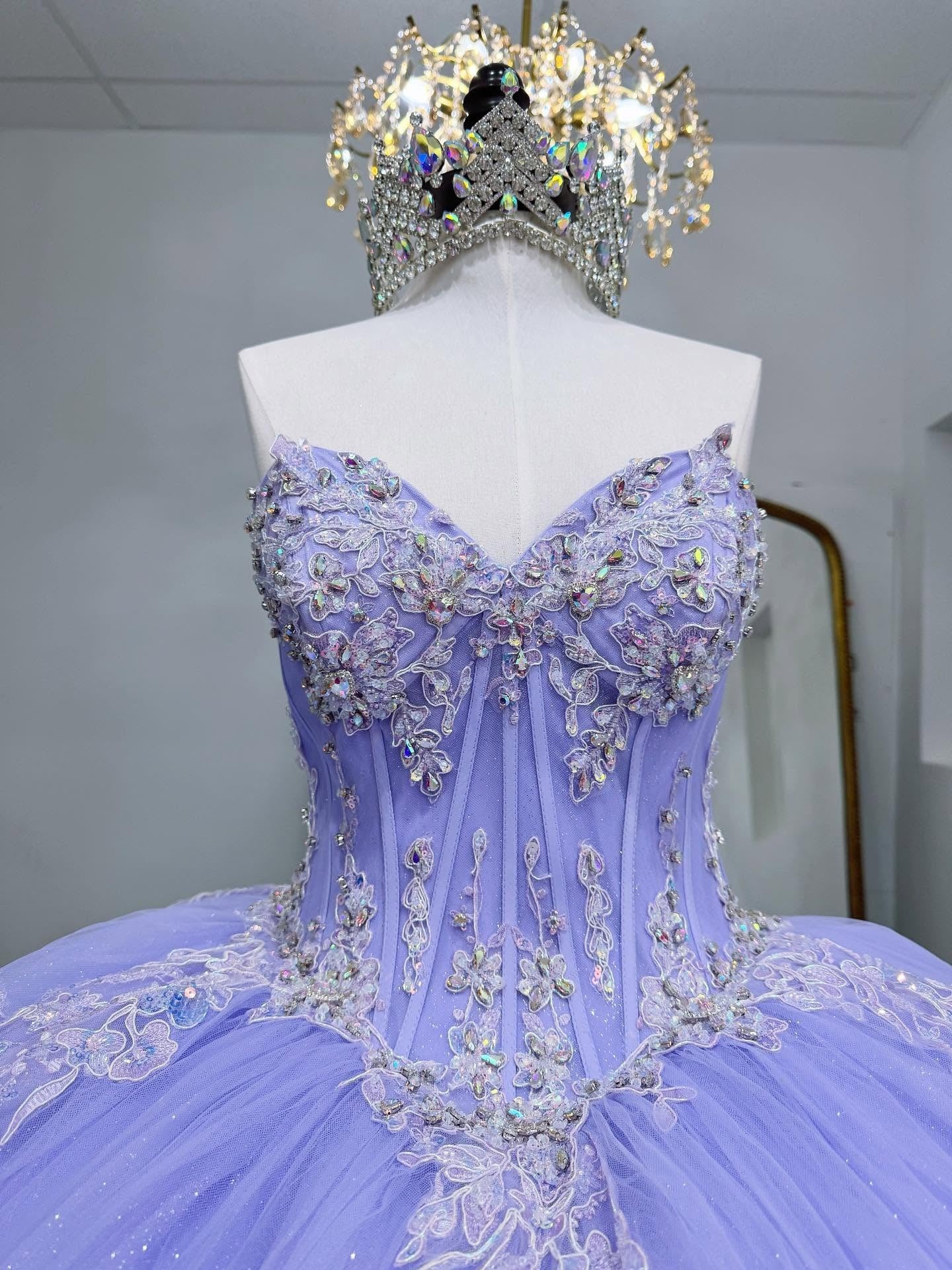 Tulle Lace Appliqued Lilac Quinceanera Dresses Strapless Party Gowns for Sweet 15 HE1295