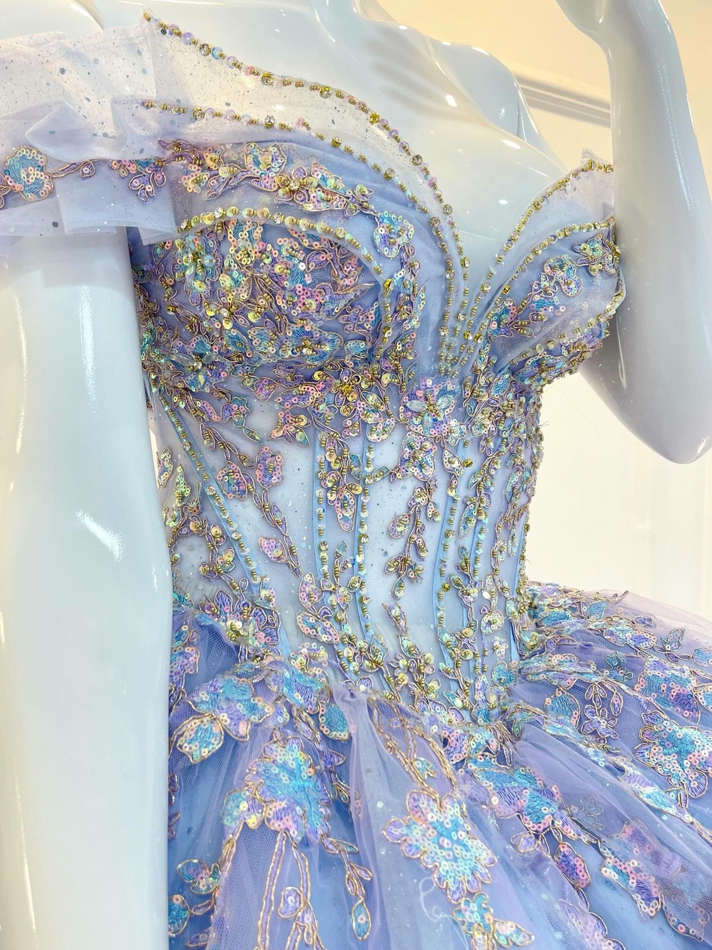 Off Shoulder Tulle Lace Appliqued Quinceanera Dresses Sweet 15 Princess Party Gowns HE1384