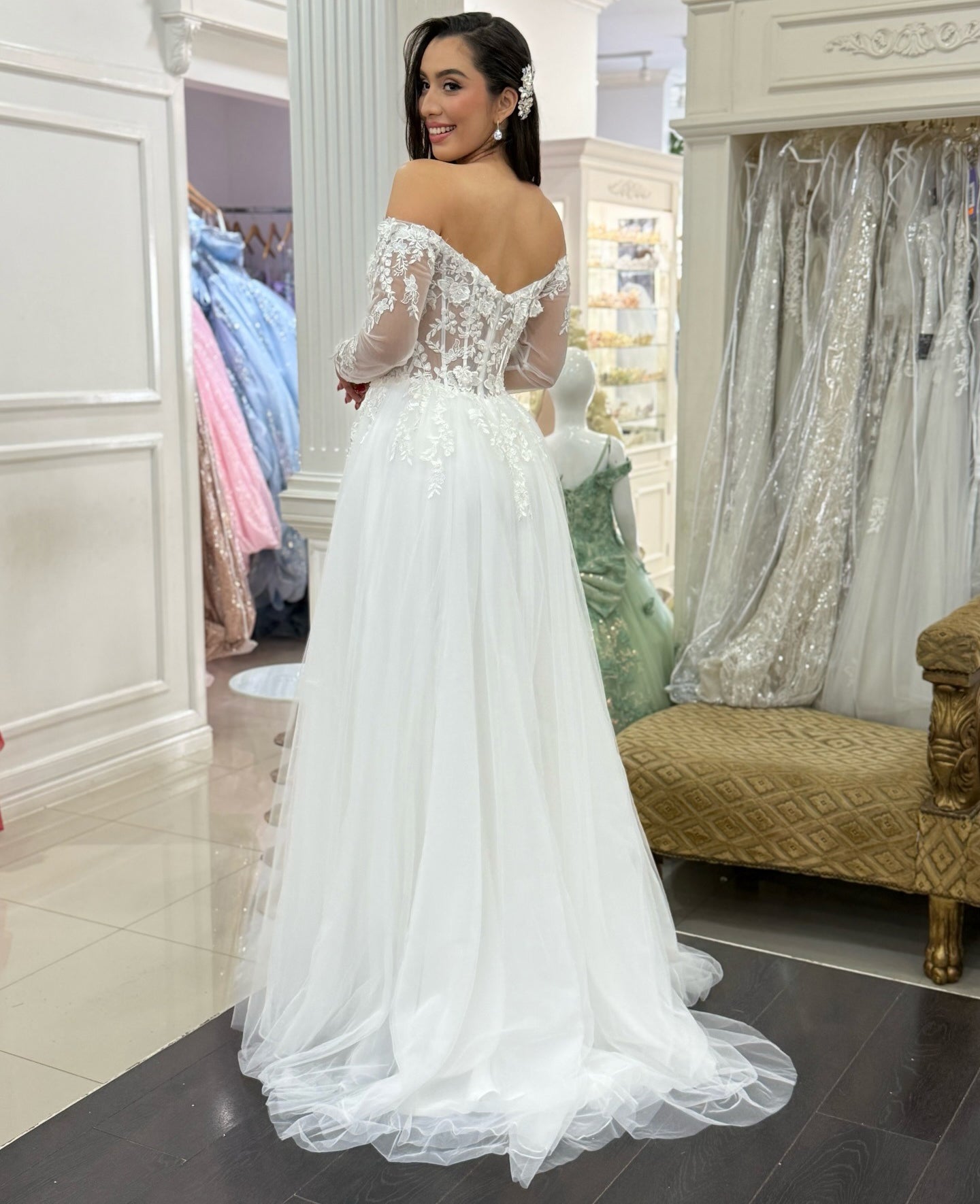 Long Sleeves A Line Wedding Dresses Tulle Appliqued Beach Bridal Wedding Gowns HE1347